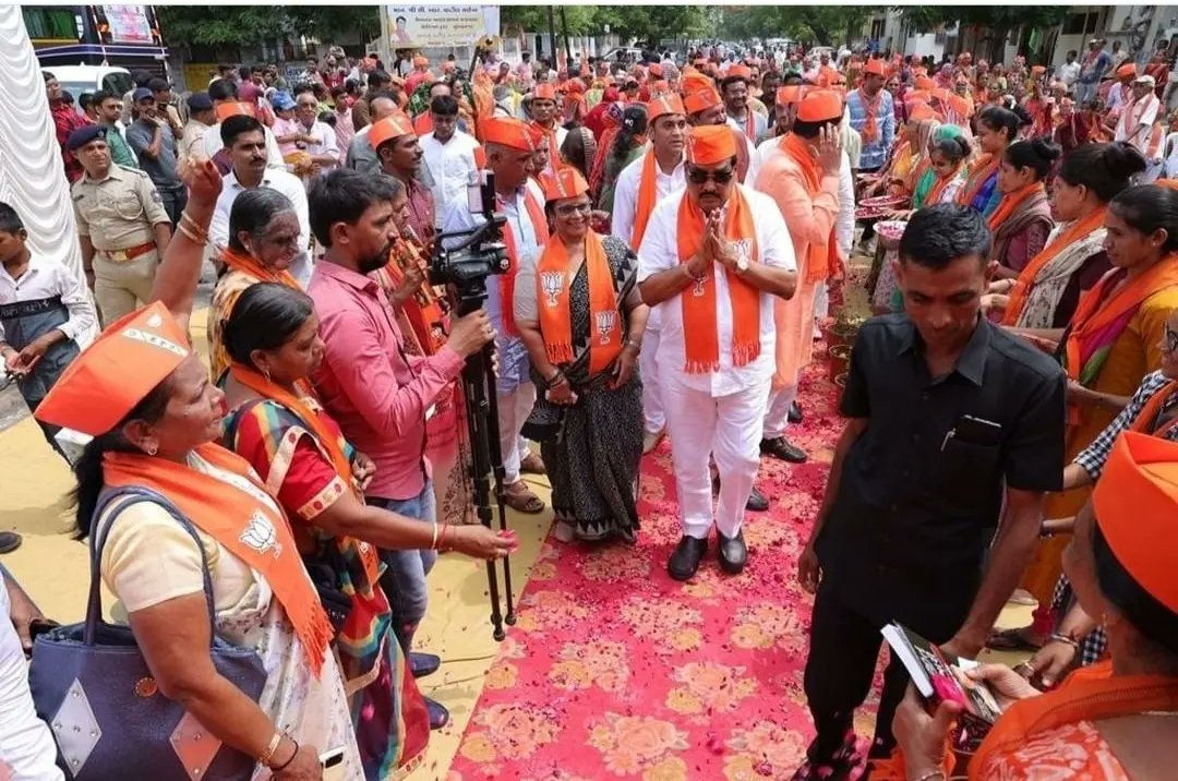 KailashbenGamit's tweet photo. વડીલોને વિનામૂલ્યે તીર્થયાત્રા કરાવવા શિવલાલ આણંદજીભાઈ માકાસણા સેવા ચેરીટેબલ ટ્રસ્ટ દ્વારા સુરેન્દ્રનગર ખાતે આયોજિત ' અટલ યાત્રા'ને આજરોજ પ્રદેશ અધ્યક્ષ શ્રી સી આર પાટીલે પ્રસ્થાન કરાવ્યુ. https://t.co/KJlbUets77