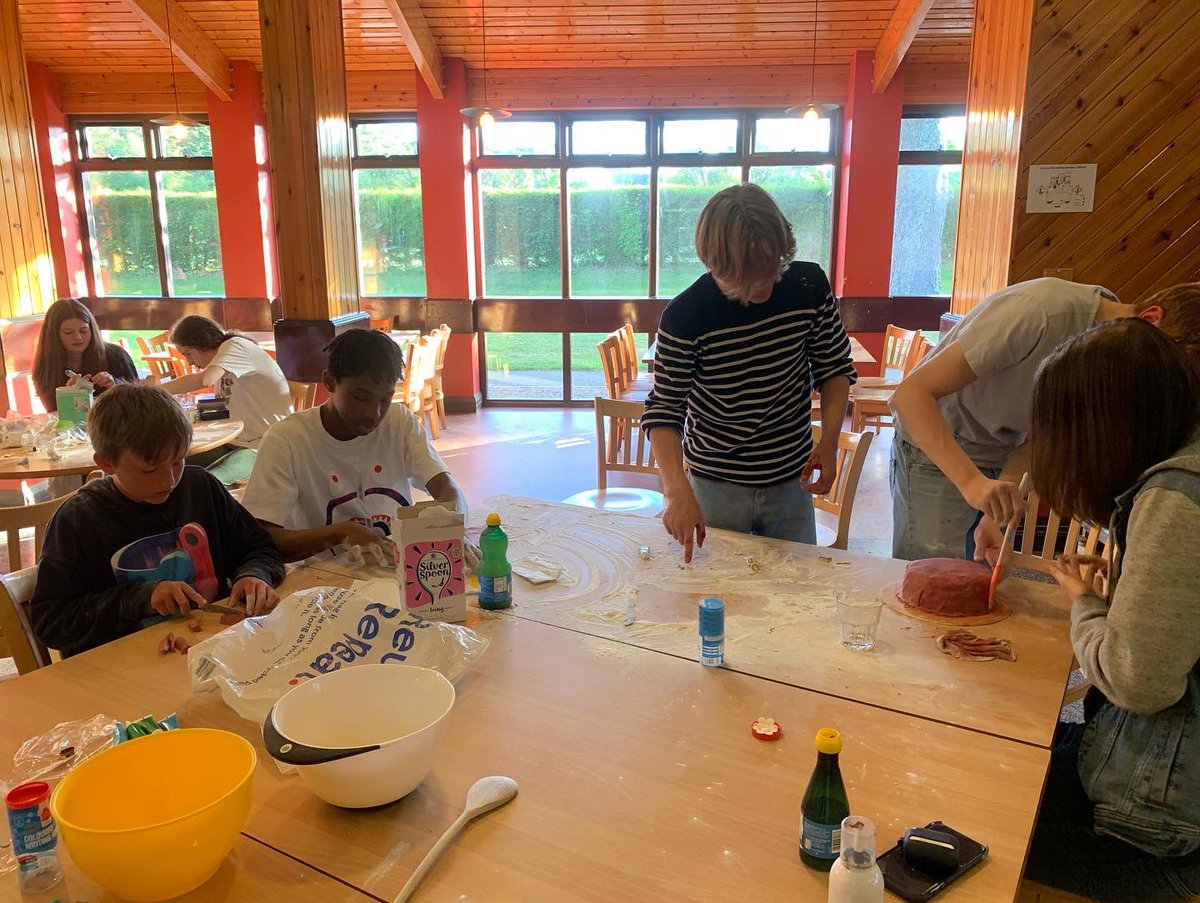 RoundSquareHse's tweet image. Winners of the interhouse bake off competition this morning in the taste test. Well done to the team on working together to make a beautiful cake. Well done also to @windmilllodge for their success in the cake decorating competition