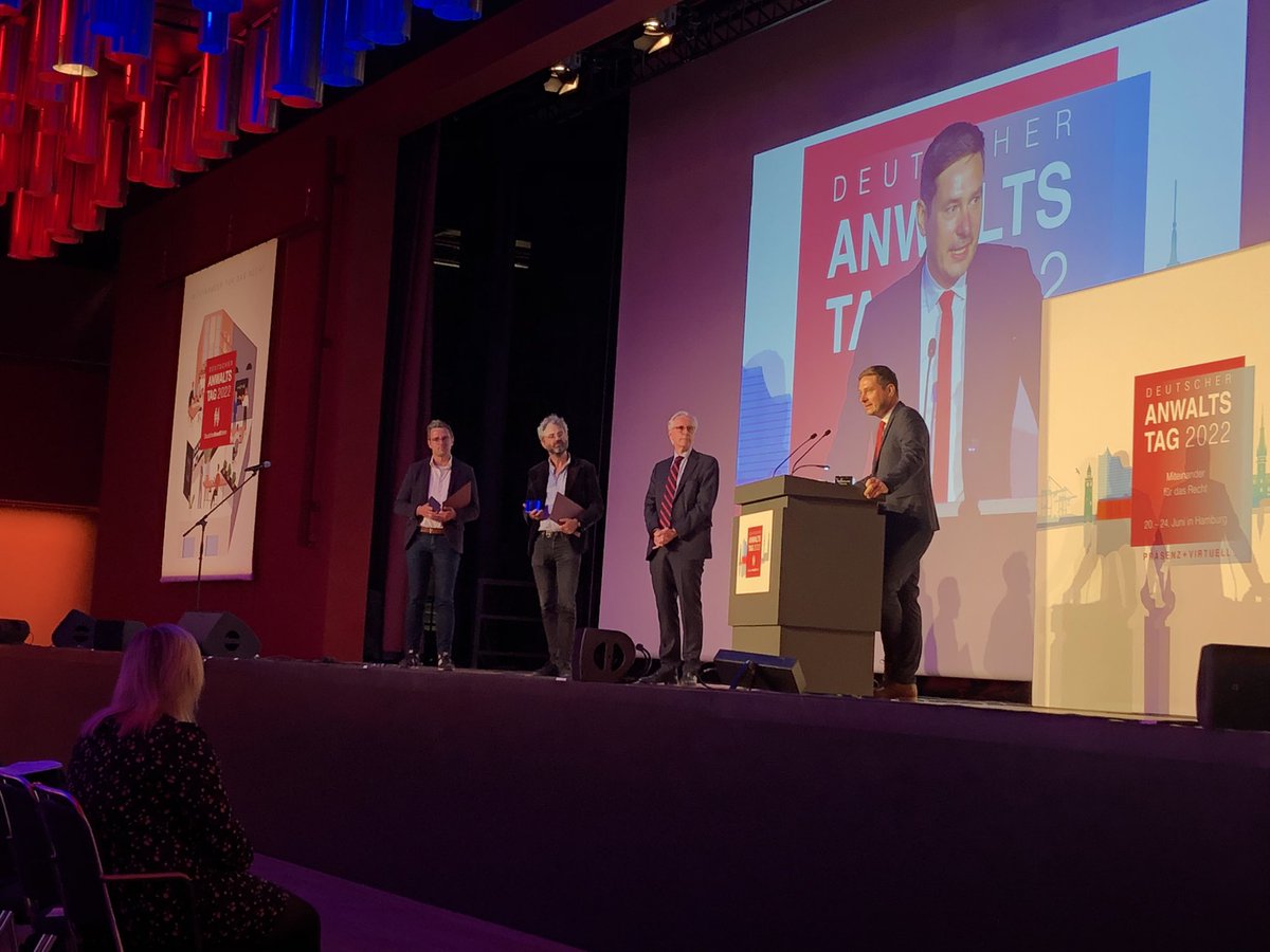 F_Braeutigam's tweet photo. Kollege Kolja Schwartz aus der ARD-Rechtsredaktion hat grade in Hamburg den Medienpreis des Deutschen @Anwaltverein bekommen. Zusammen mit Maximilian Steinbeis für den @Verfassungsblog und Thomas Lieske vom Mindener Tageblatt @MT_Online Glückwunsch! @SWRpresse https://t.co/S2SwlJOPkN