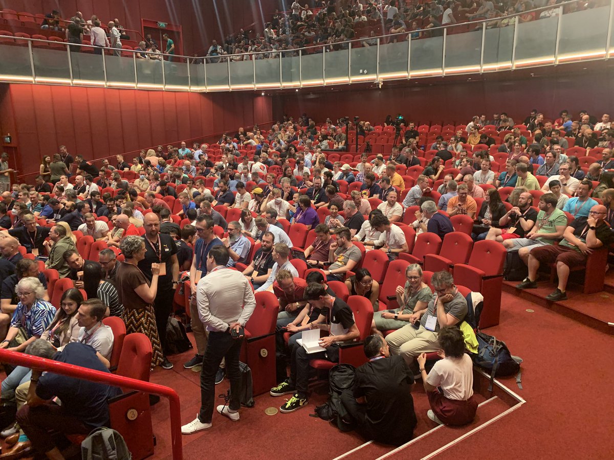 “A Commune in the Ivory Tower? - A New Approach to Architecture”

The “everyone keynote” at #DDDEU turned the audience into participants! They provide data to the speakers and discuss their view on the topic with their peers.