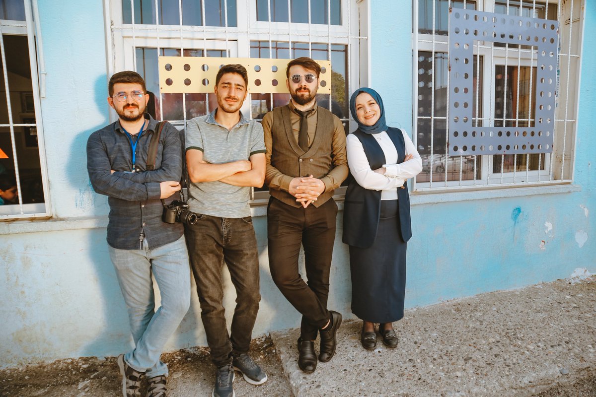 geyikkisafilm's tweet photo. Teşekkürler 💐
"Geyik, en başından beri @MaviOkumalar ailesinin bir eseriydi. Yönetmenden oyuncuya, yapımdan sete her köşesinde Mavi'nin izleri vardı. Buna istinaden en büyük teşekkürü hak eden bu güzide ailenin mimarı  Gaski Genel Müdürümüz @HSEYNSNMEZLER1'dir.

İyi ki varsınız" https://t.co/b6IMHlDKIo