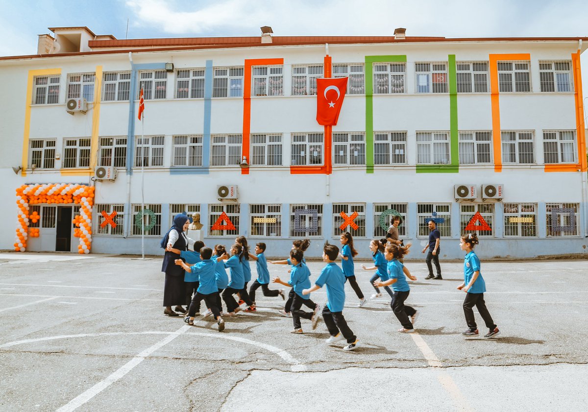 geyikkisafilm's tweet photo. Teşekkürler 💐
"Geyik, en başından beri @MaviOkumalar ailesinin bir eseriydi. Yönetmenden oyuncuya, yapımdan sete her köşesinde Mavi'nin izleri vardı. Buna istinaden en büyük teşekkürü hak eden bu güzide ailenin mimarı  Gaski Genel Müdürümüz @HSEYNSNMEZLER1'dir.

İyi ki varsınız" https://t.co/b6IMHlDKIo