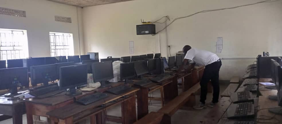 SteveUG's tweet image. Lab 18: Today I am in the #ComputerLab of Kihiihi High School, Kanungu another @UCC_Official beneficiary where I went to help bring back their #NComputing system to life
As National Coordinator of @ictteachersug, the target is to reach 1000 labs.
We are #RestlessTeachers.