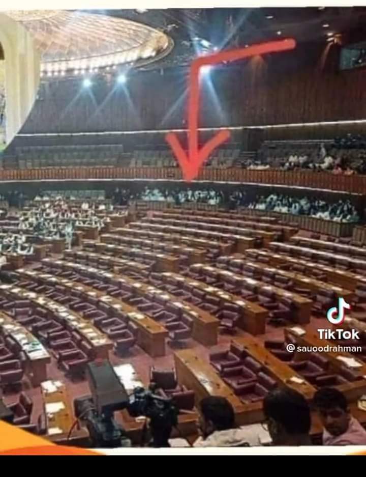 اسمبلی حال میں موجود خالی کرسیاں ان لوگوں کی ہیں جو ہر وقت مولنا کی سیاست ختم کرنےکی بات کررہے تھیں لیکن ایک مولنا کی سیاست ختم کرنے کے بدلے 155حضرات کی سیاست ہمیشہ کے لیے ختم ہوگٸی