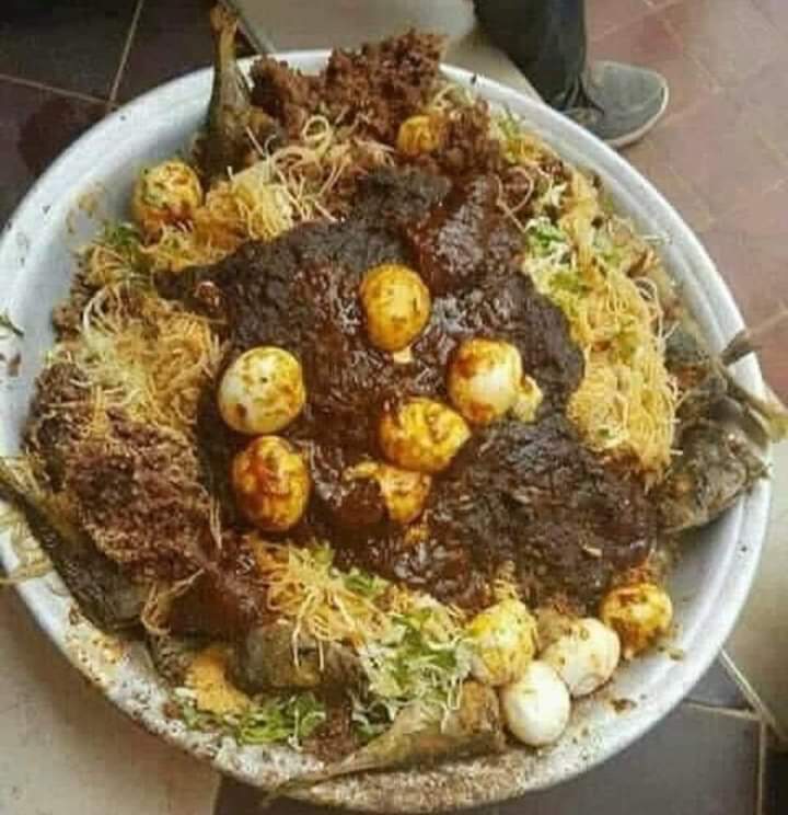 KenjiiOkamoto's tweet photo. This is 10 cedis if you are a teacher in the village and your girlfriend is the Waakye seller. 😋 https://t.co/96B0LtZOaD