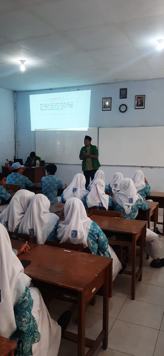 AnsorGading's tweet photo. Sosialisasi bahaya narkotika dan radikalisme di tingkat pelajar oleh PAC GP Ansor gadingrejo Kota Pasuruan di SMAN 3 Kota Pasuruan
#pwansorjatim
#dhydieet
#cyberansor
#polreskotapasuruan
#BNN 
#adiwibowo 
#kotapasuruan 
# https://t.co/TemKqg2Wy9