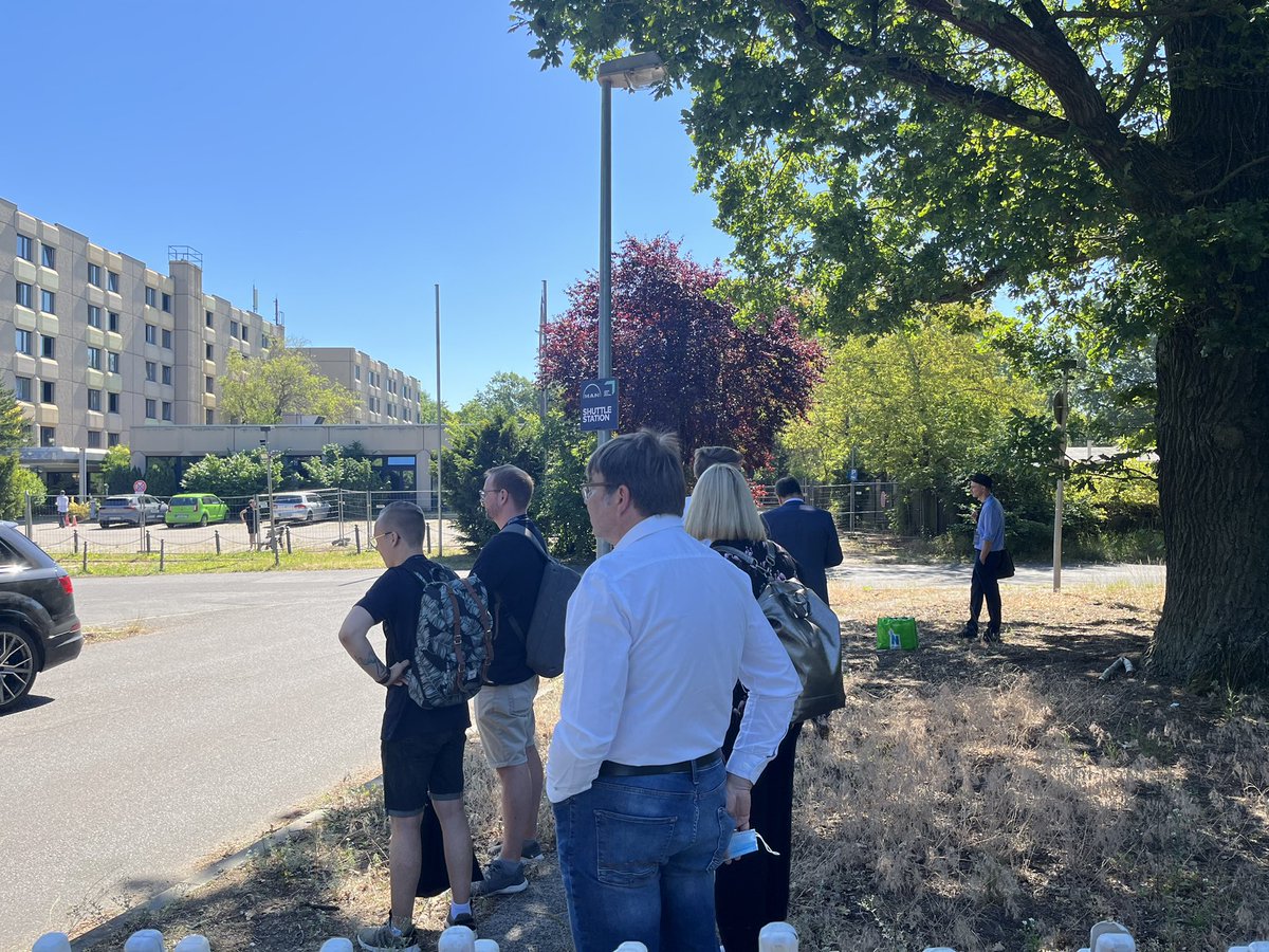 Voice_of_tech's tweet photo. @greentech_fest Ihr Lieben, hier stehen einige Leute und warten auf einen Shuttle am Parkplatz. Kommt da noch was? https://t.co/ZBy4jnjraF