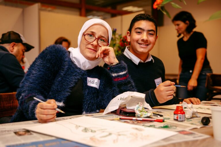 Meedoen aan kunst en cultuur brengt mensen samen en draagt bij aan de integratie van nieuwkomers, is het idee. “Samen gaan we op zoek naar verborgen talent onder Nieuwe Westlanders”, zegt Wendy van Es, programmaleider participatie. bit.ly/39KyC7d dank aan @kunstgebouw