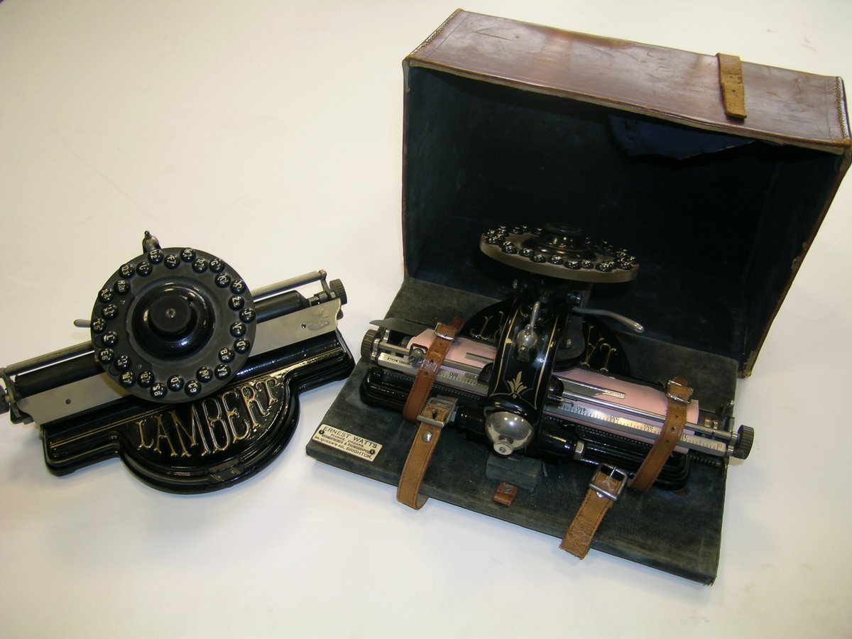 #nationaltypewriterday The Lambert typewriter (late 19th c.) had a unique form and used very intuitive technology. At the time it was the only keyboard typewriter with a keyboard consisting of just one single piece.
More here: emiarchivetrust.org/the-gramophone…