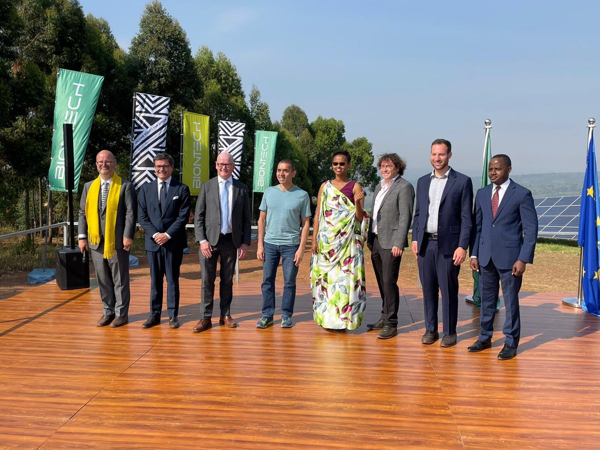 We support #COVID19 vaccine production across Africa. VP @OstrosThomas today joined @BioNTech_Group Ugur Sahin, w/ international partners in Kigali to confirm #TeamEurope support for Rwanda’s first #mRNA vaccine manufacturing plant @CHOGM2022 @nicolabellomo @KenupFoundation