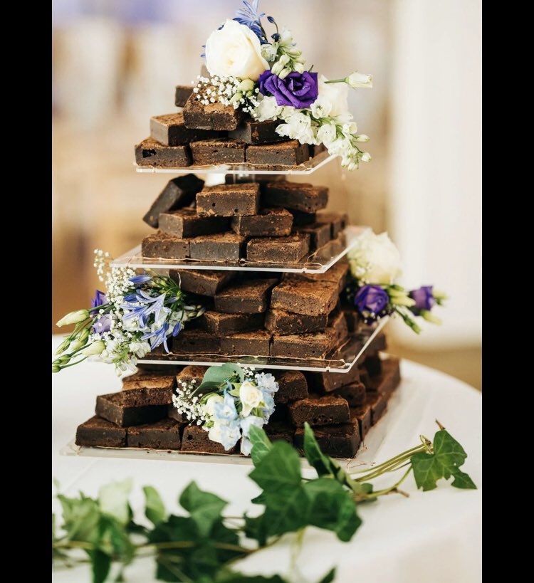 rehanasbakeryy's tweet photo. Made brownies for a wedding!!! Choose which one you prefer to order. #chocolate #fudge #brownies #baking #wedding #icing #chocolated https://t.co/znq3a73pIe