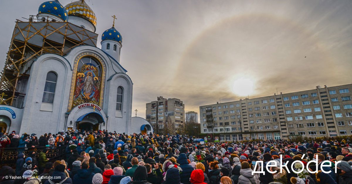 „Ja wychoshu!”, „Ich gehe hinaus!“ Das waren die letzten Worte von Roman Bondarenko. Am nächsten Tag war er tot, erschlagen. In einem Interview erzählt Olga Kutscherenko von ihrem Cousin, der zum Symbol der Proteste in #Belarus wurde. dekoder.org/de/article/bon…