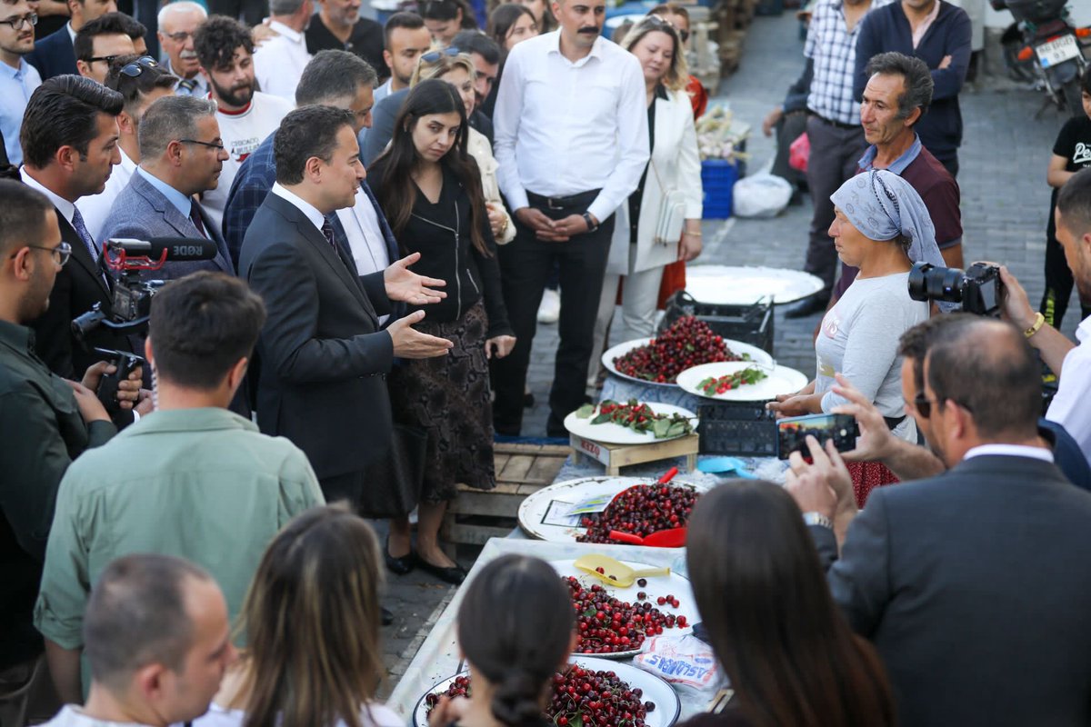 alibabacan's tweet photo. Dün Haftalık Değerlendirme Toplantımızın ardından Beypazarı'na giderek mahalle mahalle, sokak sokak dolaştık.

Sivil toplum kuruluşları ve vatandaşlarımızla sorunlar ve çözüm önerilerimiz üzerine bol bol sohbet ettik.

Beypazarı'nda bize eşlik eden herkese teşekkür ederim. https://t.co/1GYYhamFyp