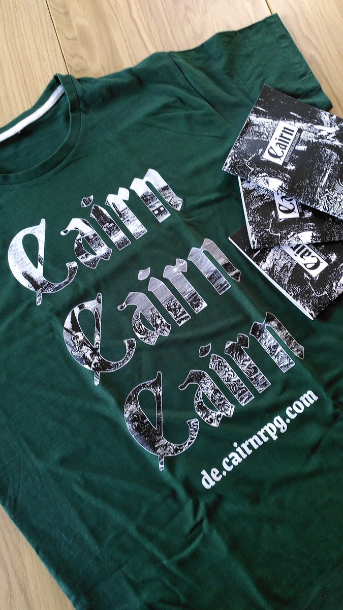 CairnDe's tweet photo. #Shamae ist bereit für die @FeenCon! Wer Lust hat Hallo zu sagen und vielleicht eine seiner letzten Kopien von #Cairn mitzunehmen, kann am Sonntag nach diesem T-Shirt Ausschau halten! https://t.co/DWVMOF7mV2