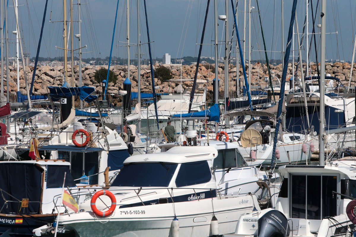 FomentoAND's tweet photo. 🏖️🌞 Este verano disfruta de nuestros puertos.
Hoy os mostramos unas imágenes del puerto deportivo de #Rota ⛵️, que luce una temporada más la bandera azul 🔵. Este año incorpora los muelles gourmet
#BanderasAzulesAND #Turismo #EconomíaAzul https://t.co/XcpmoubXAb