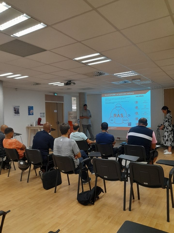 Hier sur le @poleemploi_ara Lyon Part dieu, les équipes ont organisé un job dating des sortants de formation conducteurs de marchandises avec le recruteur RAS #intérim
Merci à tous pour votre mobilisation sur un des secteurs qui recrute.

#emploi #formation