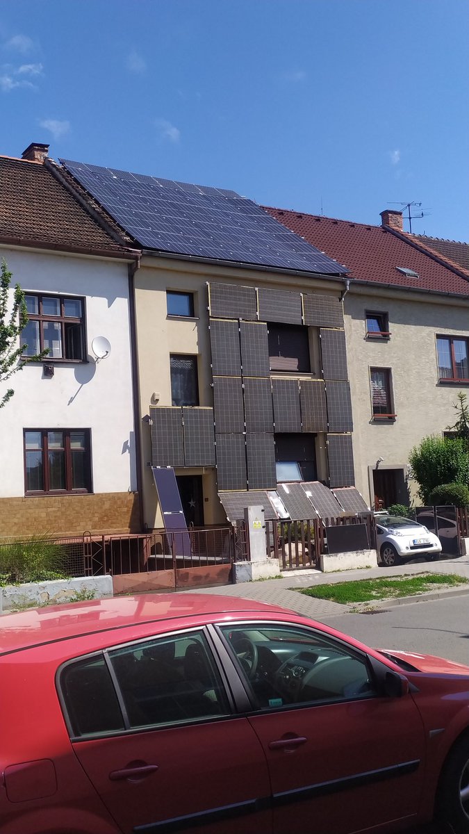 AnnieTumova's tweet photo. Nic proti solárům, ale tohle už je bizár 😂 https://t.co/zbMM849xje