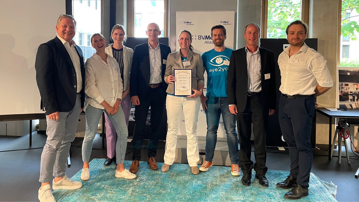 BVMed's tweet photo. Die abschließende Start-up-Challenge der Innovation Hall gewann @eye2you_ai mit der tollen Idee, das Augenlicht durch eine digitale und portable #KI-Lösung für Netzhautscreening zu schützen. Weitere teilnehmende junge Unternehmen: Halitus, Levy Health, @neopredix, Active Health. https://t.co/x9Pxo1vwY1