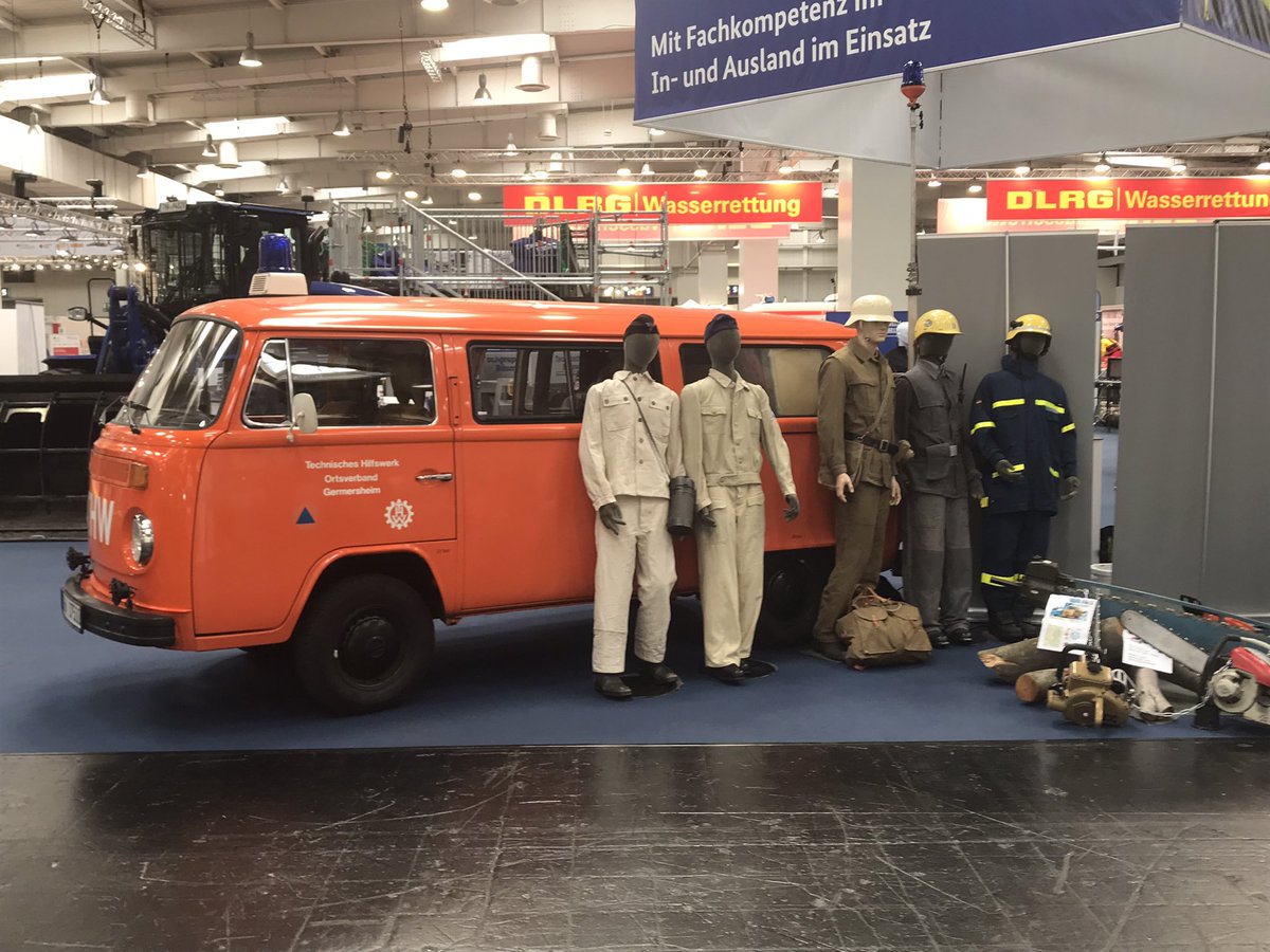 harald112's tweet photo. Alter VW Bus #THW. Hatten wir mal als #ELW. #Feuerwehr #Interschutz #DFT22 #Zusammenhalt https://t.co/sBgSnRvFT6