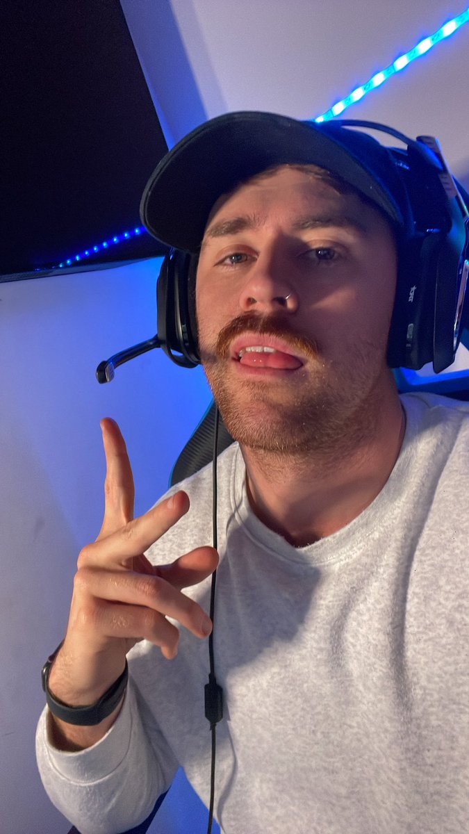 ChrisColonnn's tweet photo. We are live live live!! Come bring your cheeseburgers and hang out! https://t.co/NOBhg4NM49 https://t.co/nUalYMvZbR