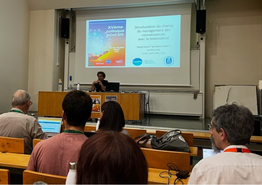 Sarah_Bassite's tweet photo. Ce matin à #AGeCSO, Pascal Lièvre (@ClerMa) présente la structuration du champ des connaissances avec la textométrie. (1/3) https://t.co/zKpqGZe8NL