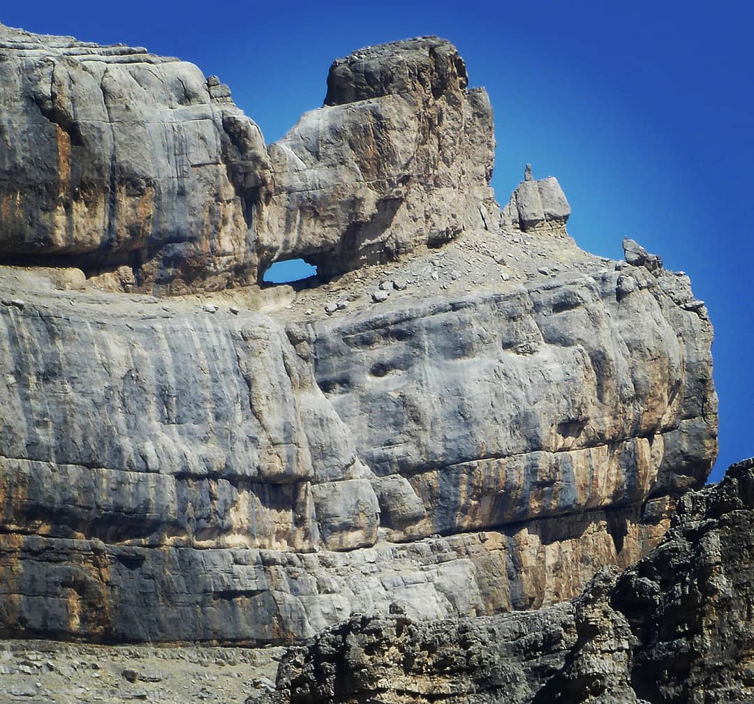 Buco di #Tofana o "Bus de Tofana": se attraversato conduce sul versante opposto della Tofana di Mezzo

Osservandolo sembra ad un occhio di rinoceronte preistorico🦏 o una sorta di dinosauro🦖

Lo vedete anche voi? 🧐

IG: luca_piazza_76
#dolomiti #dolomites #dolomiten