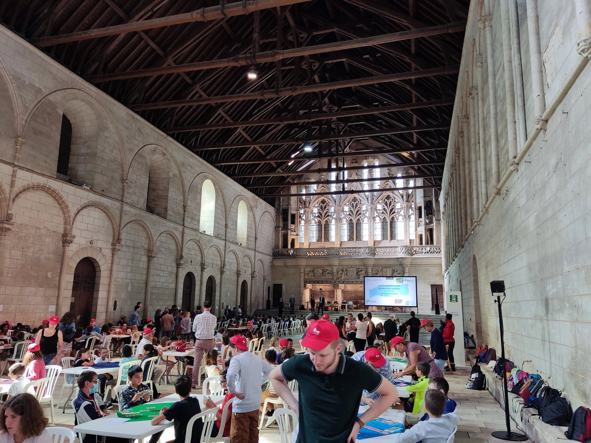 jeromello's tweet photo. Journée des sports de l'esprit, 500 élèves pratiquant les échecs et le petit bridge au Palais de @poitiers accompagné des animateurs des clubs et des enseignants de 11 écoles de la Vienne #sportsdelesprit @EchecsEtMaths86 https://t.co/OpsdPU94Qh
