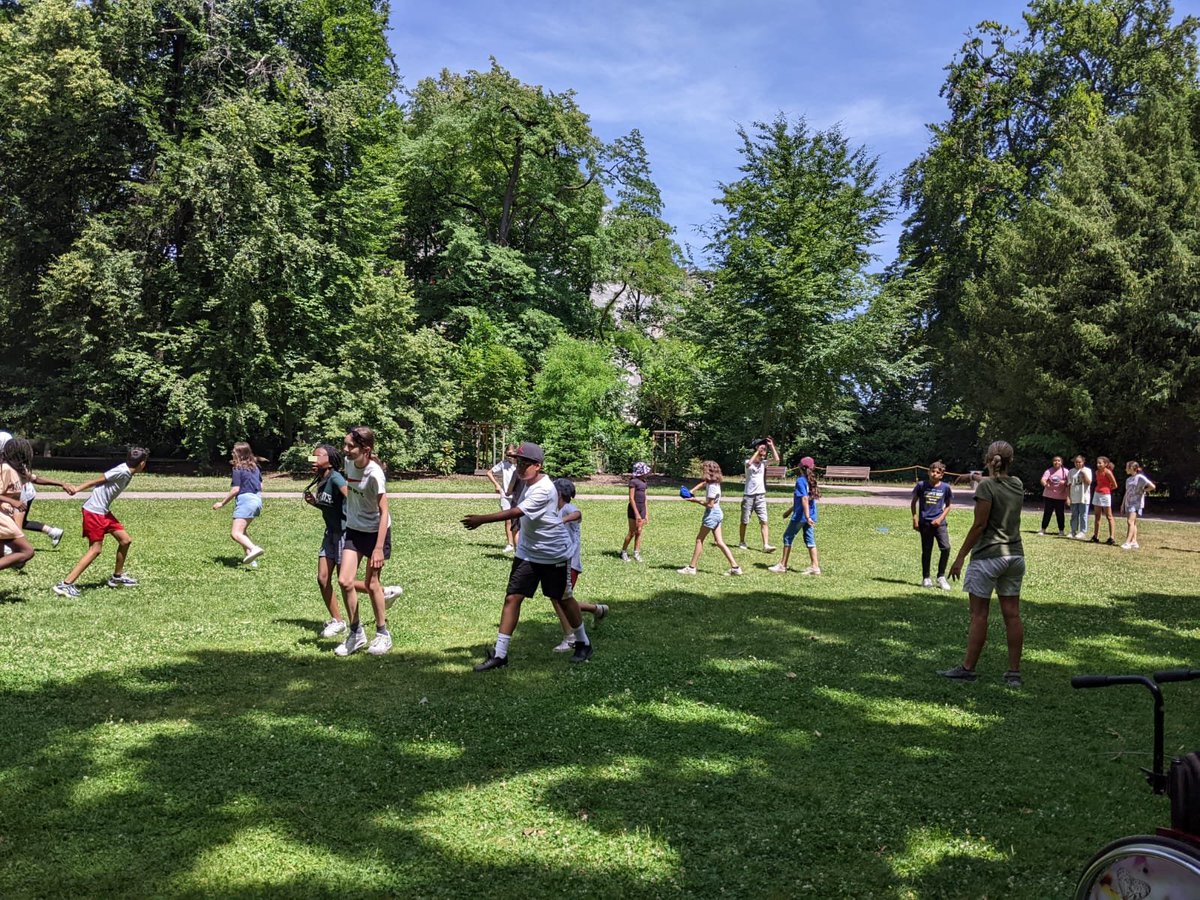 college_c_aigle's tweet photo. 🖼️ Déambulation artistique pour les 6° Totoro : l’Ecole des Arts Décoratifs et son jardin, le Palais Universitaire et pour finir le siège d'@ARTEfr et son Homme-Girafe. Une manière originale de découvrir notre belle ville de @strasbourg.
🚶♂️🚶🚶♀️
@unistra
#Deambulation #Alsace https://t.co/JjvInWK204