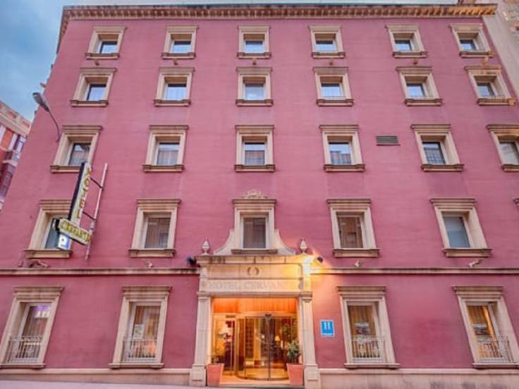 RaulCaroAccino's tweet photo. Que otros se entretengan como puedan, pero a nosotros nos pillarán trabajando.

Seis meses después de su cierre, el Hotel Cervantes ya tiene otros dueños, de Linares, que abrirán sus puertas. 

Tardes de gloria verá este emblemático edificio, estoy seguro. 

Seguiremos... https://t.co/pmiMyLatpy