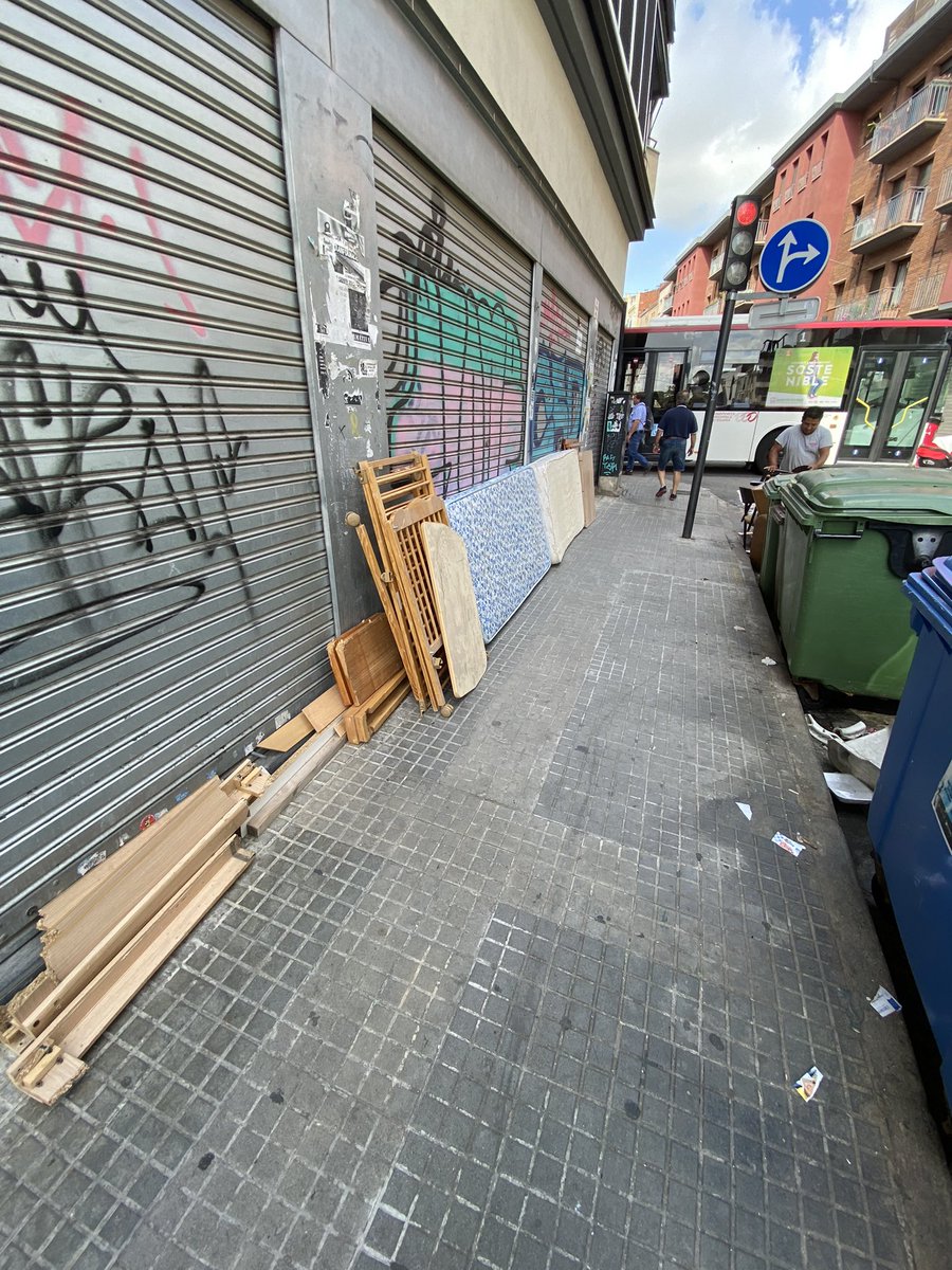oscarmipa's tweet photo. Avui tenim: 1 vàter, matalassos, cadires, capçals de llit, 1 tronc i un pallasso amb patinet. Podeu fer-hi alguna cosa, @ecoequip @trsmediambient @ajterrassa @jordi_ballart @DiarideTerrassa @torrepalau #terrassa On? Creu Gran amb Mas Adei ☠️ https://t.co/OzjFU8RiHt