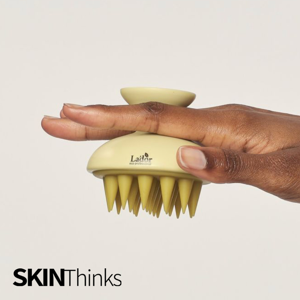 SkinThinks's tweet photo. 💆🏻‍♀️¡Haz que tu lavado de cabello sea aún más efectivo con el cepillo La'dor Dermatical Shampoo Brush!⁣
⁣
✨Es una maravilla, limpia el pelo en profundidad pero además te ayuda a dar un masaje relajante que estimula la circulación y esto es importante pa… https://t.co/U9tOZulbrF https://t.co/Kgl3NkczMS