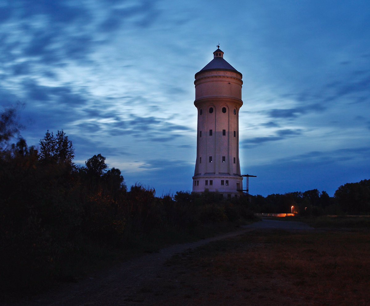 SwenJunge's tweet photo. Wasserturm in Eilenburg zur blauen Stunde https://t.co/z6WCjZfsQZ