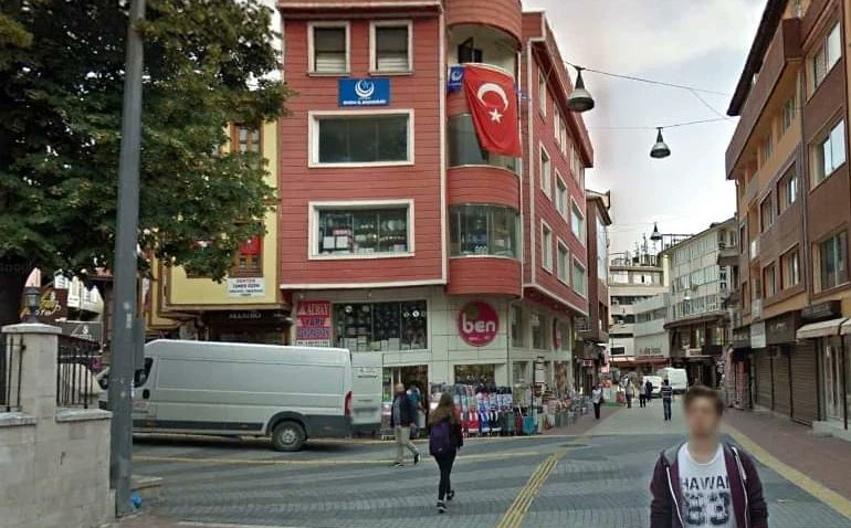 Bursa Setbaşı Ünlü caddede bulunan bulunan bu ahşap yapı, 80'lerin başlarında yanınca yerine bu güzel (!) bina yapılmış.
#bursa
#eskibursa 
#eskibursafotografları