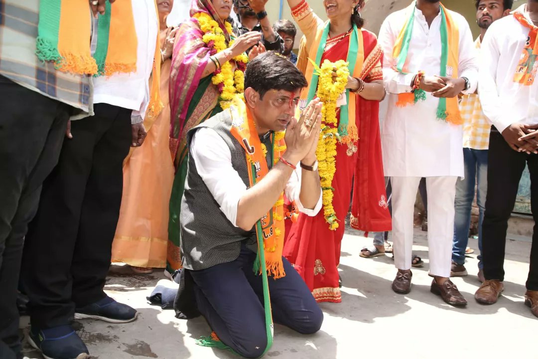 advpushyamitra's tweet photo. इस दौरान पार्षद प्रत्याशी श्रीमती भावना सुंदरलाल चौधरी जी सहित विधायक श्री @AkashVOnline जी एवं पूर्व विधायक श्री @nemagopi जी भी उपस्थित रहे।
#आपका_मित्र_पुष्यमित्र #BJP #IndoreWithBJP #SmartIndore
#NagarNigam #IndoreMunicipalCorporation #IndoreMayor https://t.co/K7LGpKM2kB