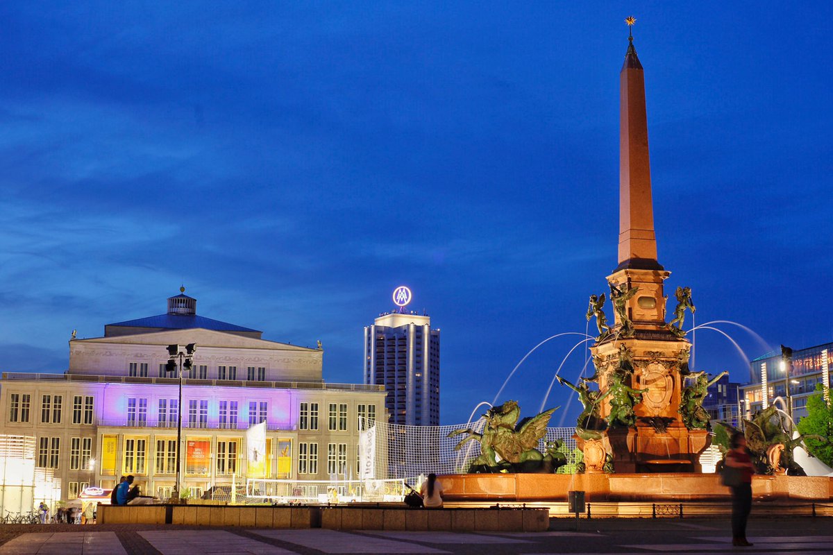 SwenJunge's tweet photo. Augustusplatz Leipzig zur blauen Stunde https://t.co/m630RKIN4D