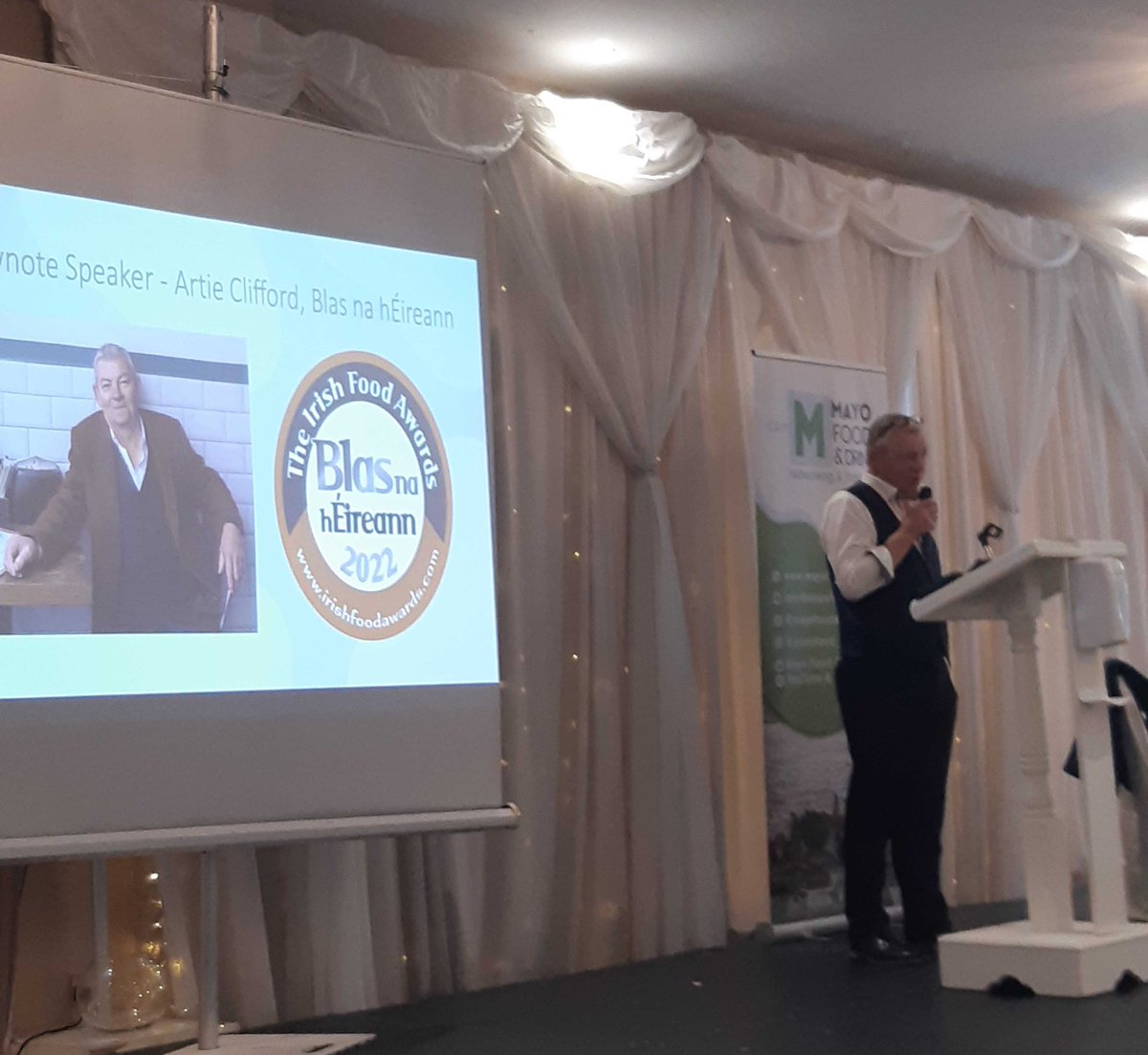 kwayga's tweet photo. @BlasNahEireann founder, Artie Clifford, delivering his keynote speech at #MayoFood &amp; Drink conference, discussing how Blas has grown from 400 entries in Year 1 to 3000 in 2022.

@dingleseafood @mayofood https://t.co/soG2LLlVFd