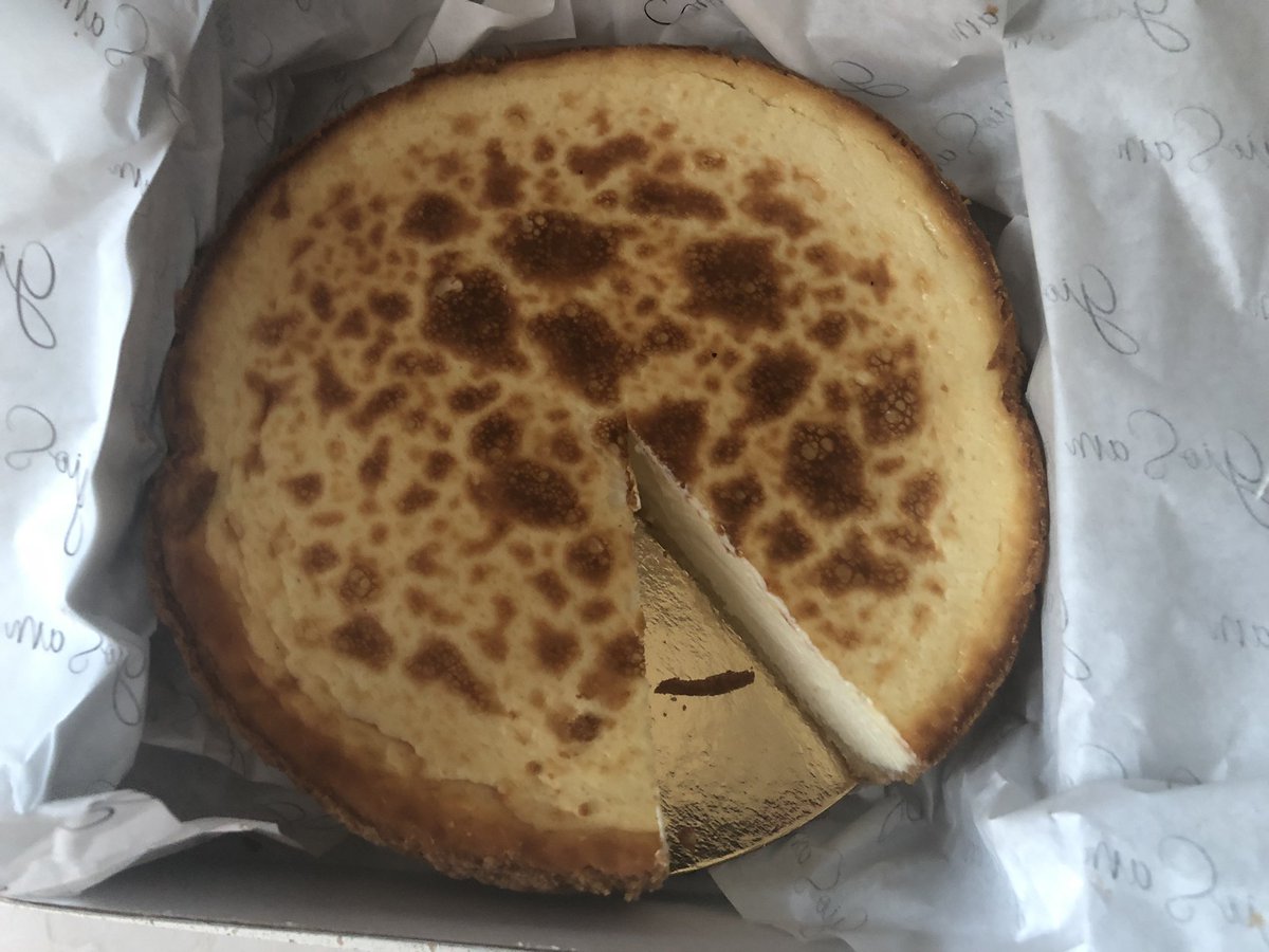 Iván Arévalo lleva tiempo haciendo unas estupendas tartas de queso variadas que vende por internet bajo la marca Gio Sam. Ahora acaba de abrir una tienda física en la calle Narváez. Atención a la que hace con ese gran queso Savel de Airas Moniz.