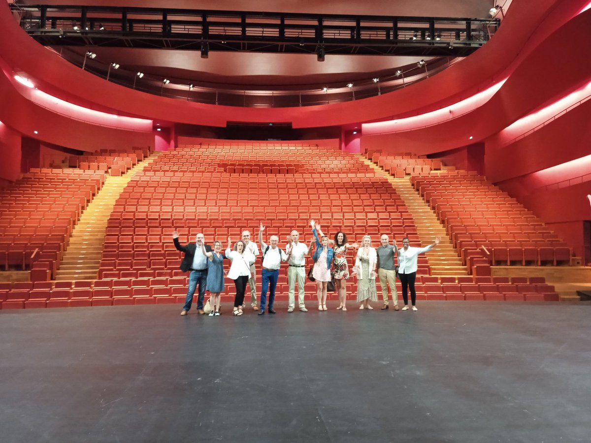 Réunion de l’<a href="/InterclubsEco/">InterclubsEcoAuvergn</a> à la <a href="/ComedieClermont/">La Comédie de Clermont</a> et découverte de la nouvelle scène nationale avec Julien Brunhes, son Directeur Technique et @celinebreant1, Directrice de la Comédie. Un projet POP au service du #territoire et de la #culture.
