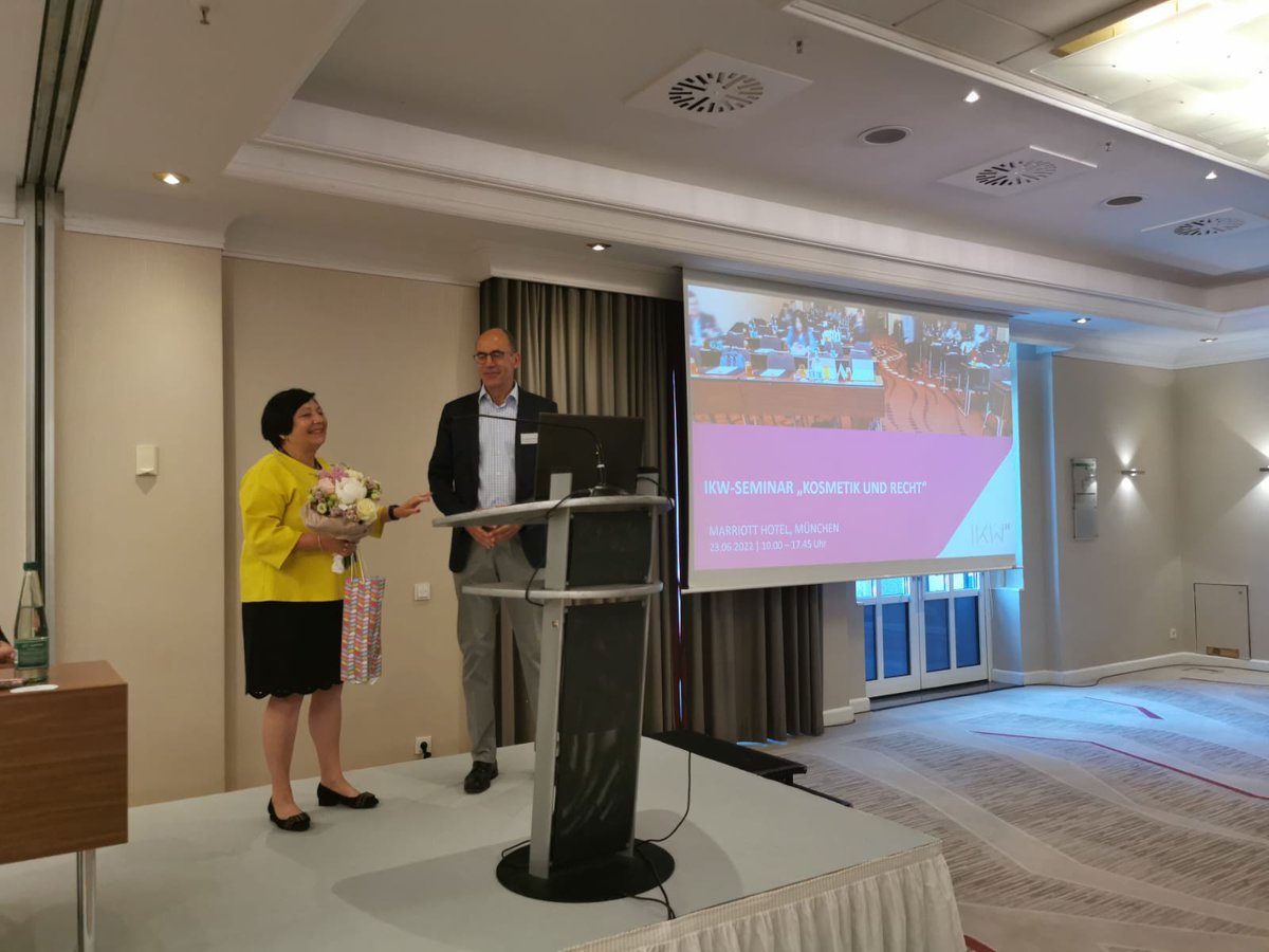 ikw_org's tweet photo. Bei der Veranstaltung Kosmetik und Recht heute in München, die alle aktuellen Herausforderungen der Kosmetikindustrie aufgreift, gratuliert Alfred Markowetz Birgit Huber @BirgitHuber7 zu ihrer Wahl als Vice-President bei Cosmetics Europe @CosmeticsEur  #ikwschönheitspflege https://t.co/a1Xl2pzH3G