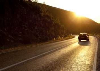 RealeCaldes's tweet photo. Ignorar las diferencias entre autopista y autovía puede ser sinónimo de que cometas errores que acaben afectando incluso a tu seguridad en la conducción en este tipo de vías. https://t.co/4QaQSAQcW6 https://t.co/V8WwnGzpdQ