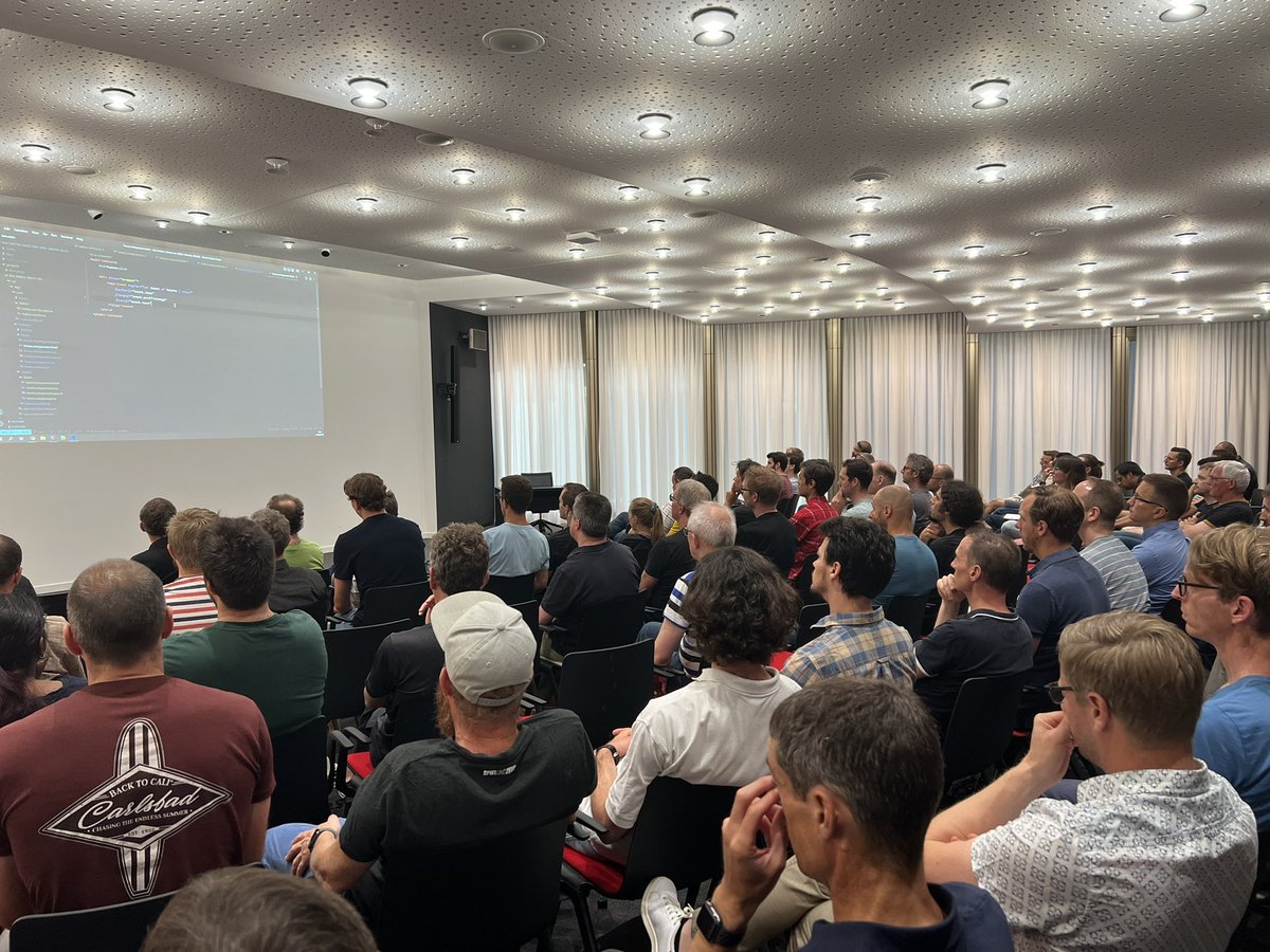 _Miasmo's tweet photo. Knapp 100 Zuschauer dabei wenn die Teams #gaia #shinkhansen #sherpa #vikings bei der Knoff-Hoff Cloud Show „show“ machen #khsmobi #cloud #transformation https://t.co/uTTrWl5IDs