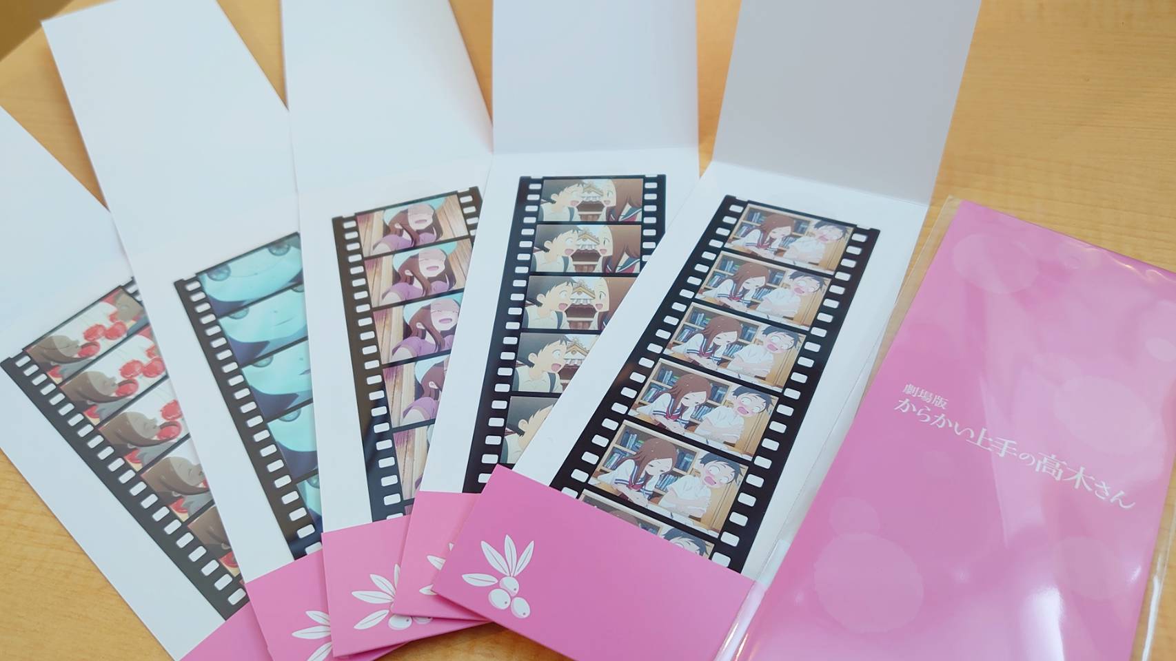 アニメ からかい上手の高木さん 公式 第3 週目ed 入プレは明日から あす6 24 金 から配布の 週替わり入場者プレゼント第3弾は 思わずニヤキュン 特製フィルム風しおり 全5種ランダム 第3週目ed曲は あす6 24 金 12 00に発表