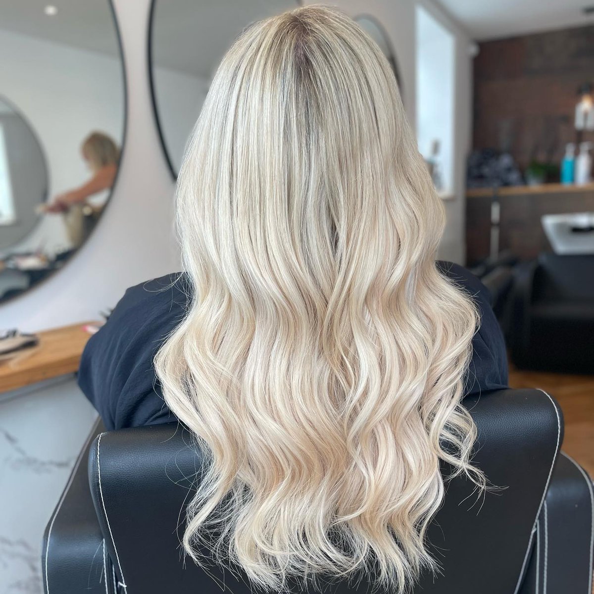 HairRehabLondon's tweet image. Stylist - @rbeechamhair_ Doing her magic for the Bright Blondes 
 
Products - 22" Tapes
 
Shades - Ice Blonde⁠
⁠
SHOP:l8r.it/nRuU⁠
 
Next day delivery &amp;amp; free shipping available⁠
#blondebalyage #bronde #shadowroot #balayagehighlights #babylights #hairrehablondon