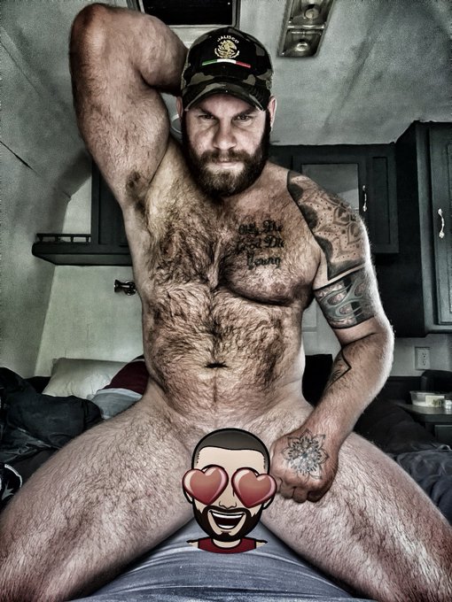 Who wants to smell daddy’s arm pit? https://t.co/i8ziEreFcN

#gaybearsofinstagram #gaybeardedmen #gaybearded