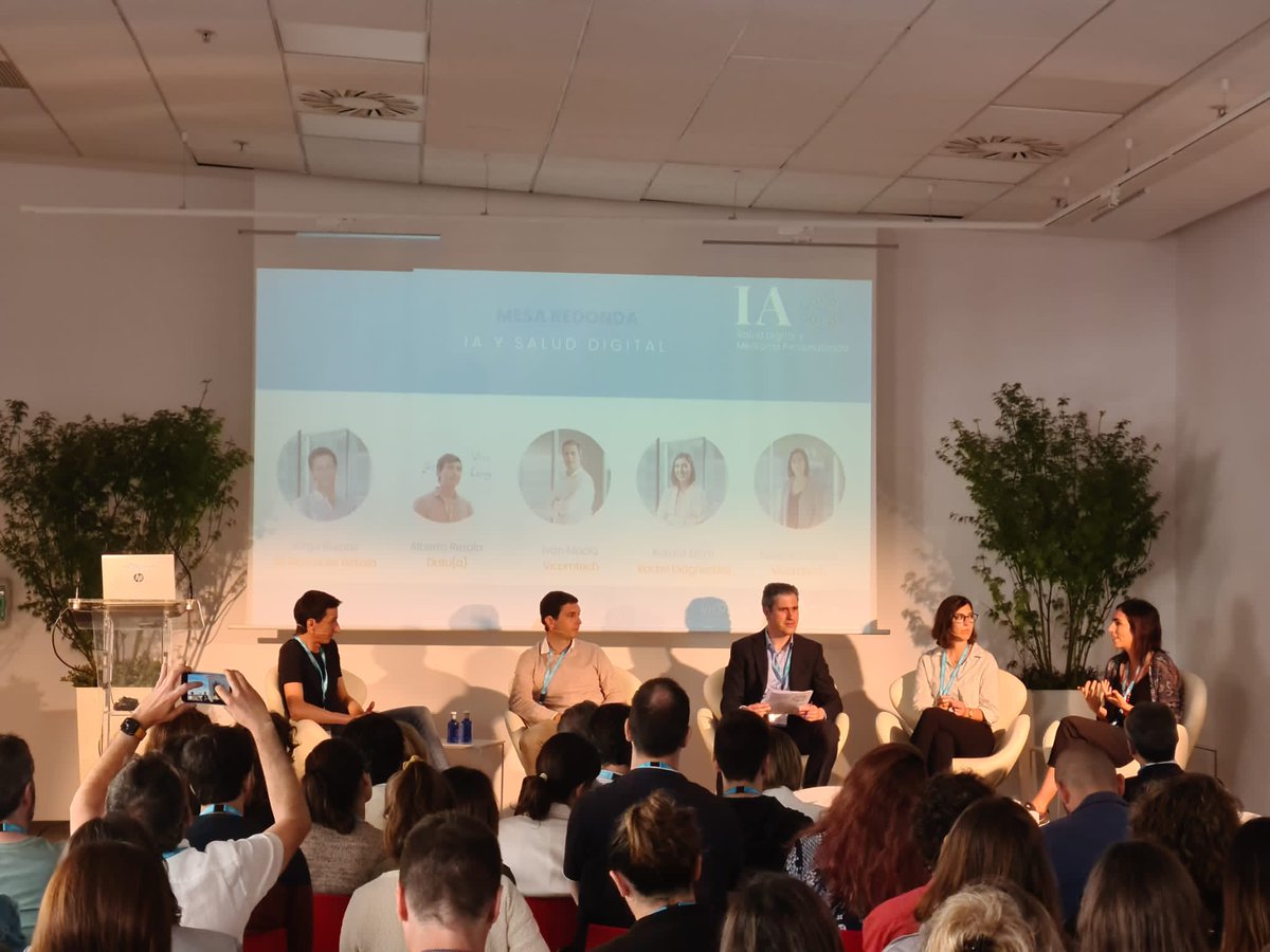 Comienza la primera #MesaRedonda sobre IA y #SaludDigital moderada por Ivan Macía y en la que intervienen los expertos:
🔹 Nekane Larburu,  Vicomtech.
🔹 Naiara Muro, @RocheDia
🔹 Alberto Rezola,  Datu(a)
🔹 Jorge Burgos, <a href="/biocrucesHRI/">IIS Biocruces Bizkaia ahora IIS Biobizkaia</a>
#IASalud 🩺