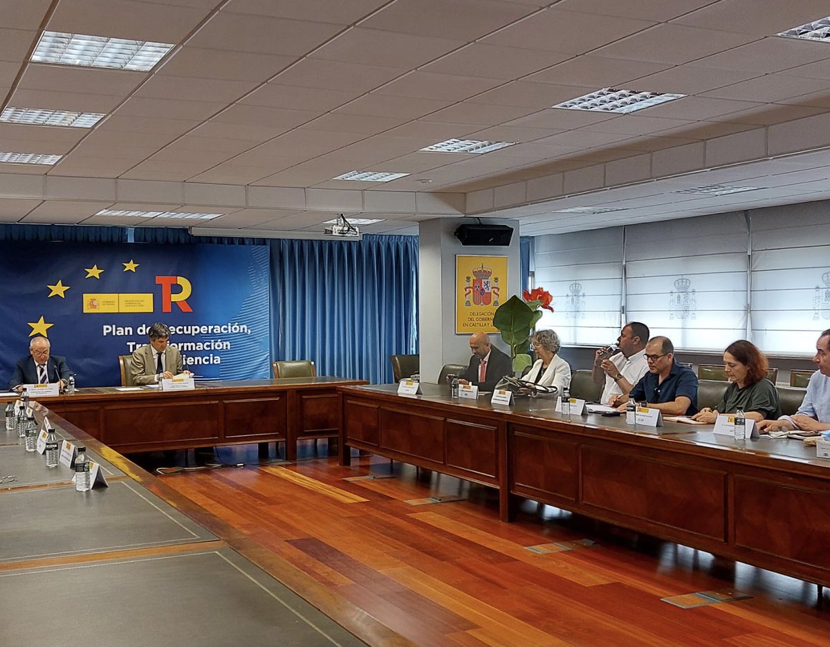 raulngarciagudo's tweet photo. Con Secretario de estado de economía. 
Se nos llena la boca con digitalización y tenemos un convenio #TIC a nivel #SMI, trabajar 12 horas día, sábados gratis, perdida derechos? …Así no: @aecspain estáis destrozando el sector!
Por eso hoy: #Huelga
#noprecarytic #convenioTicDigno https://t.co/BGCNdK3BCL