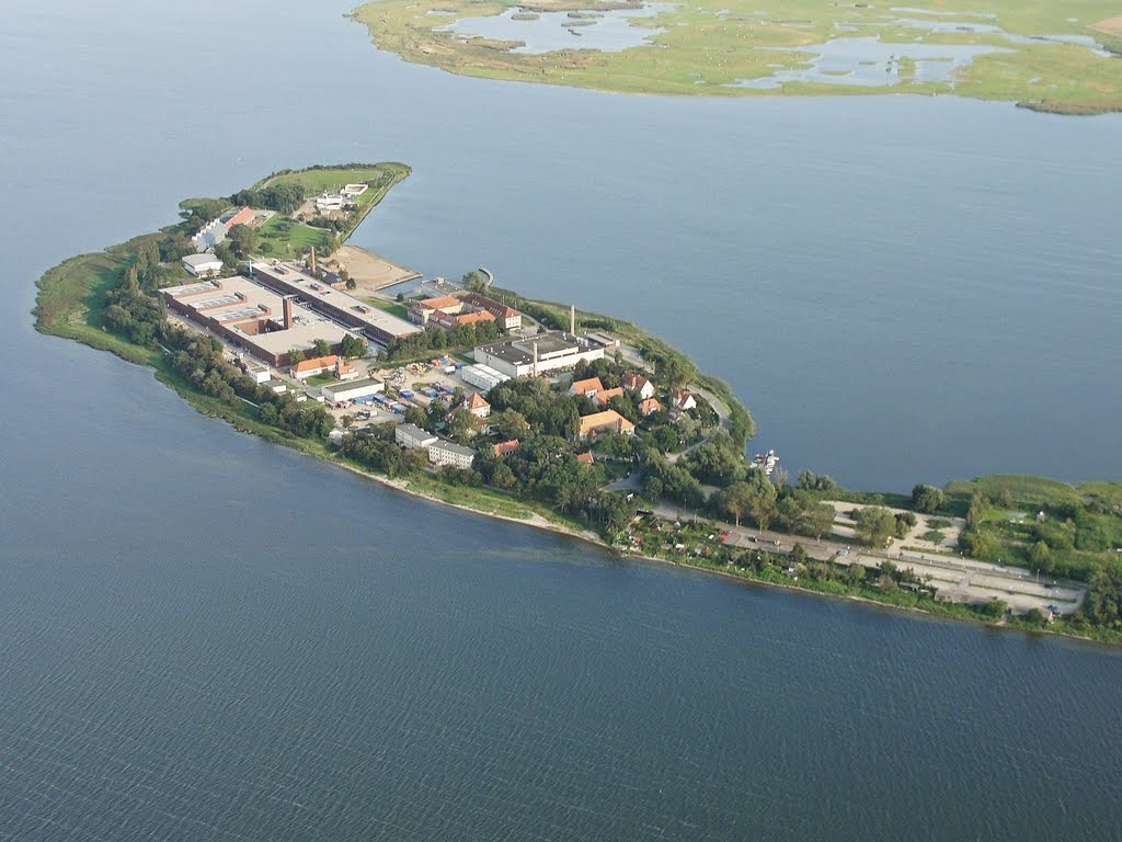 Augen_und_Ohren's tweet photo. @helgol @Nightmare_Keks Genauer gesagt liegt #Riems im Greifswalder Bodden
der ein Ausläufer der Ostsee ist. (ehemaliges DDR Gebiet) 
Das Institut auf der Insel Riems wurde von Friedrich #Loeffler 1910 im Auftrag des preußischen Kultusministeriums zur Erforschung der Maul- und Klauenseuche gegründet. https://t.co/C68OdsWhP3
