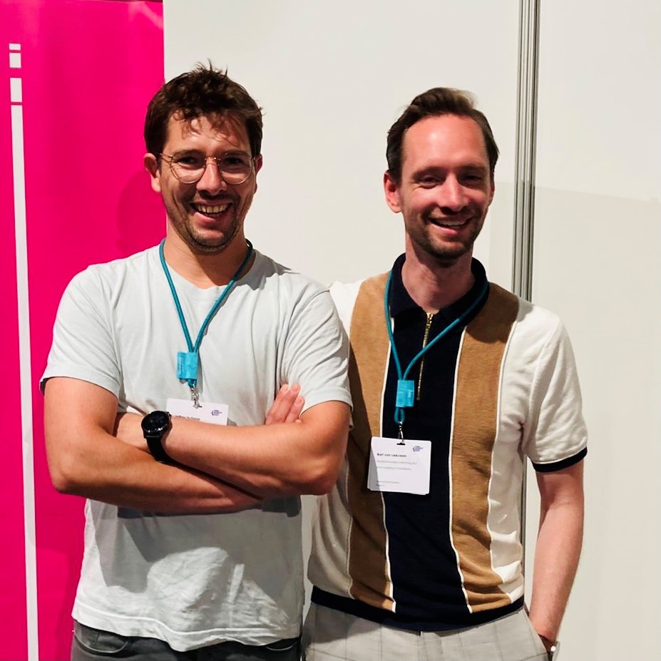 BACampagne's tweet photo. Kijk, daar staan ze! Onze #ambassadeurs Jeffrey en Bart waren erbij tijdens de #KNMG carrièrebeurs. Van workshop naar stand en vice versa: ze waren overal en hebben genoten van de (vele) mooie gesprekken met geneeskundestudenten. #aios #bedrijfsgeneeskunde https://t.co/cqUhSx5N4h