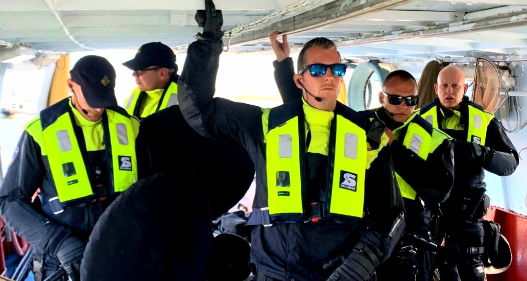 Kan iemand in de Tweede Kamer vragen stellen over onze vissers die na bruut ingrijpen door de politie nog worden vastgehouden in een politiecel in Houten!?  <a href="/lientje1967/">Caroline van der Plas</a>  <a href="/GideonvMeijeren/">Gideon van Meijeren</a> @pvalstar <a href="/MustafaAmhaouch/">Mustafa Amhaouch</a> <a href="/edgarmulder1/">Edgar Mulder</a> <a href="/BisschopRoelof/">Roelof Bisschop</a> <a href="/Pieter_Grinwis/">Pieter Grinwis</a> <a href="/2eKamertweets/">Tweede Kamer</a>