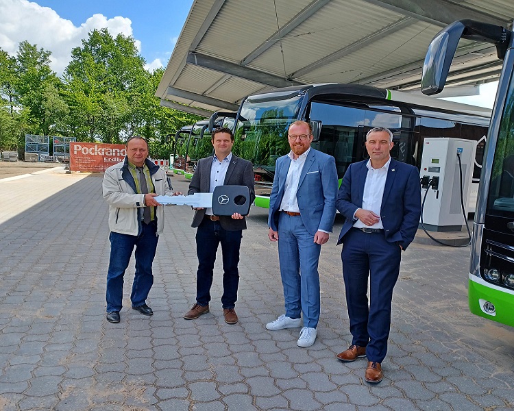 Als erster Stadtbusbetreiber in OWL stellen die #Stadtwerke Bad Salzuflen in #Kooperation mit ihrem Dienstleister die Stadtbusflotte auf vollelektrischen Betrieb um. Mehr dazu: bit.ly/3ng8vrC 
#Elektrobusse #OWL #NRW 
Foto: Stadtwerke Bad Salzuflen